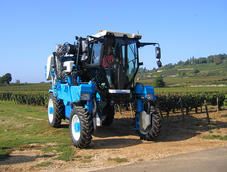 Tracteur intelligent avec assistance électronique pour accessoires agricoles