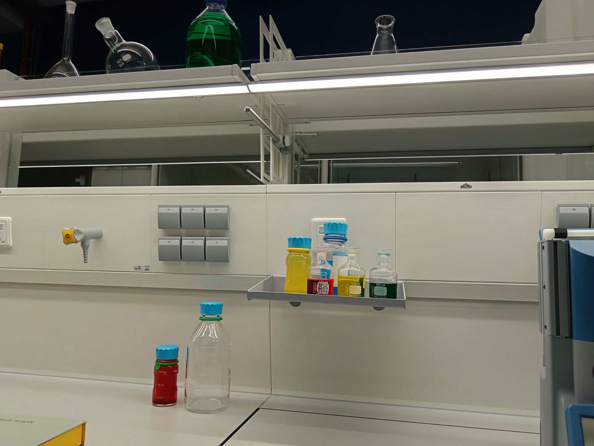 Paillasse de laboratoire avec cellule d'énergie fermée_3