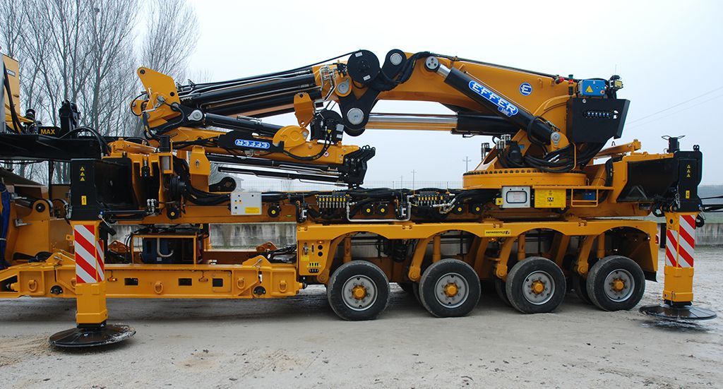Grue auxiliaire conçue pour performances exceptionnelles et sécurité