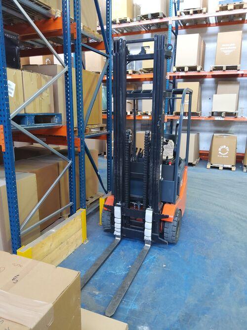 Chariot élévateur électrique Toyota 7FBEST10 E001686 - disponible en occasion et en location de courte à longue durée_3