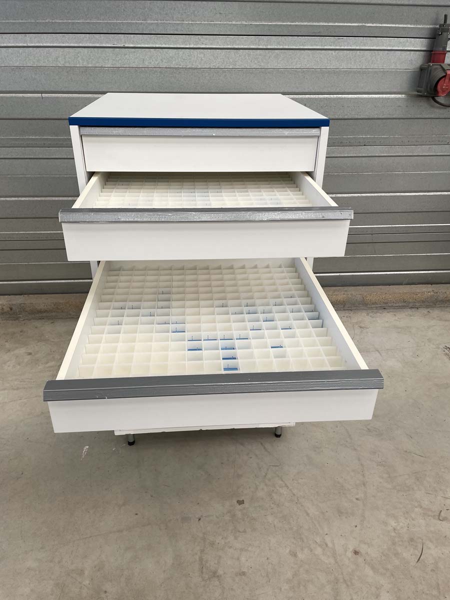 Meuble d'occasion de laboratoire avec 9 tiroirs - sur pieds métal - atex - P21091162_3