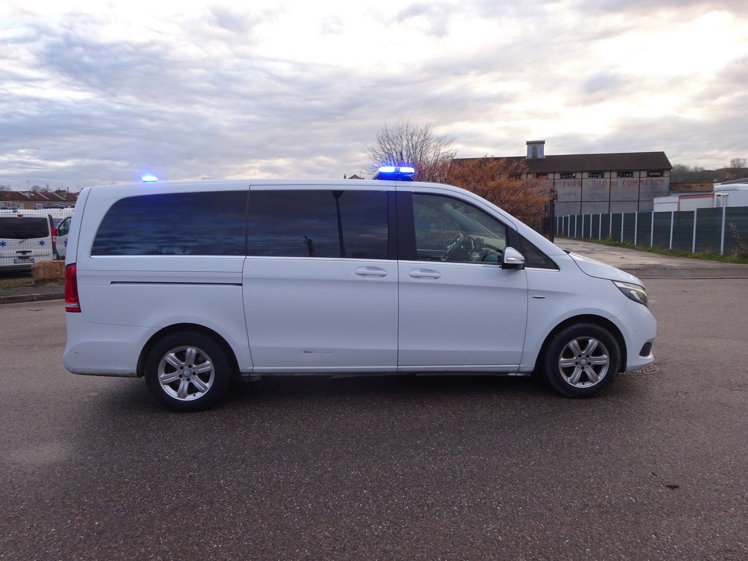 Marche pied électrique de la Mercedes-benz classe V Avantgarde
