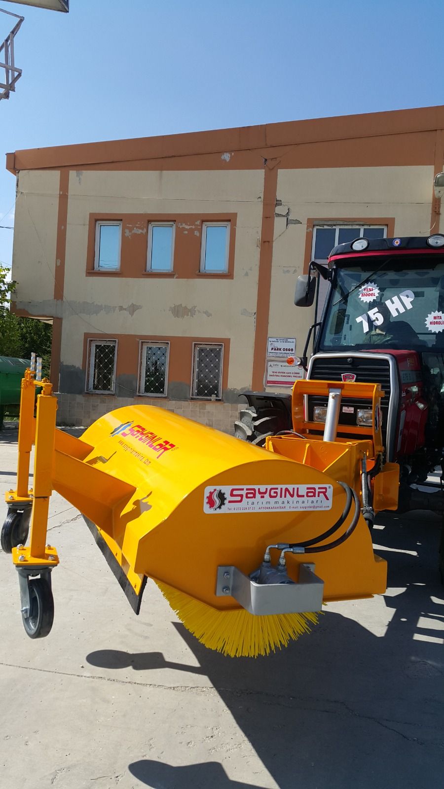 Tracteur de balayeuse de route monté à l'avant - hydraulique avec brosses en plastique robustes et options de balayeuse latérale et arrosage_3