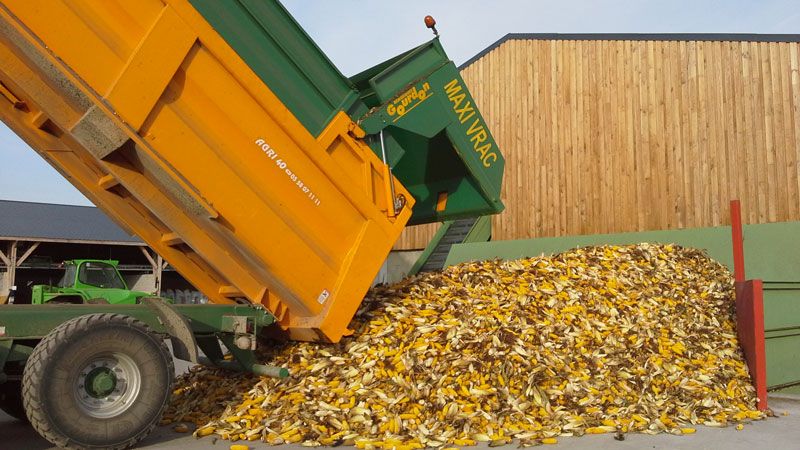 Benne monocoque équipée de flèche d'attelage réglable