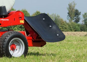 Machine trainée pour enrubannage avec bascule pour dépôt vertical des balles