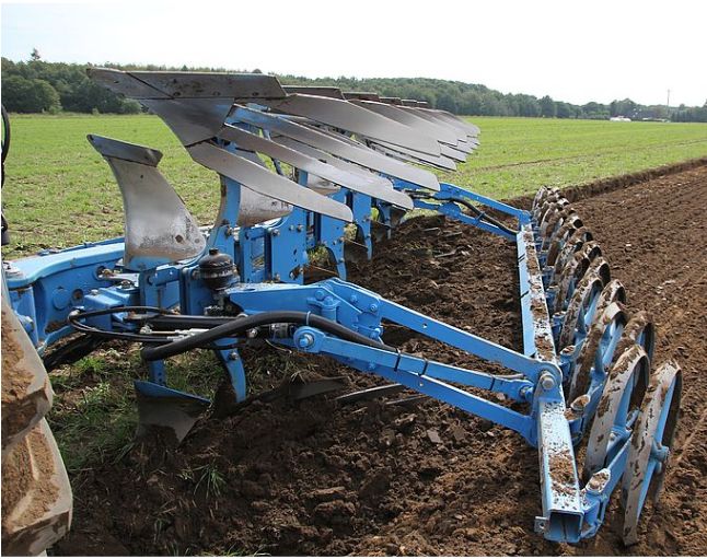 Rouleau plombeur pour charrues avec vérin de recentrage