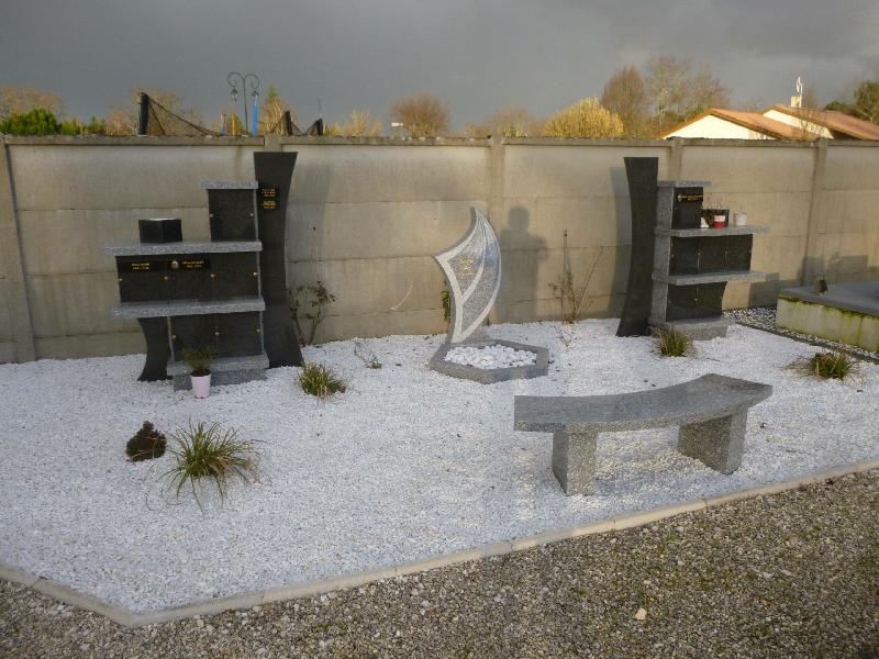 Jardins du souvenir - Les Stèles - Stèle Cassiopée en granit massif avec gravure personnalisée_3