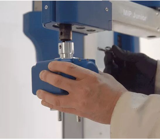 Cobot industriel sécurisé avec capteurs de détection de contact