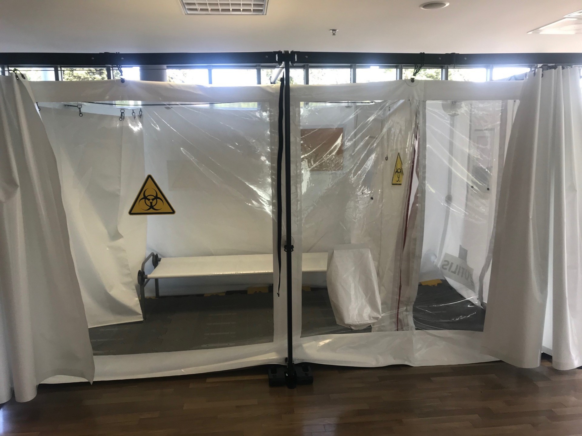 Structure mobile pour l'isolation temporaire des patients infectieux