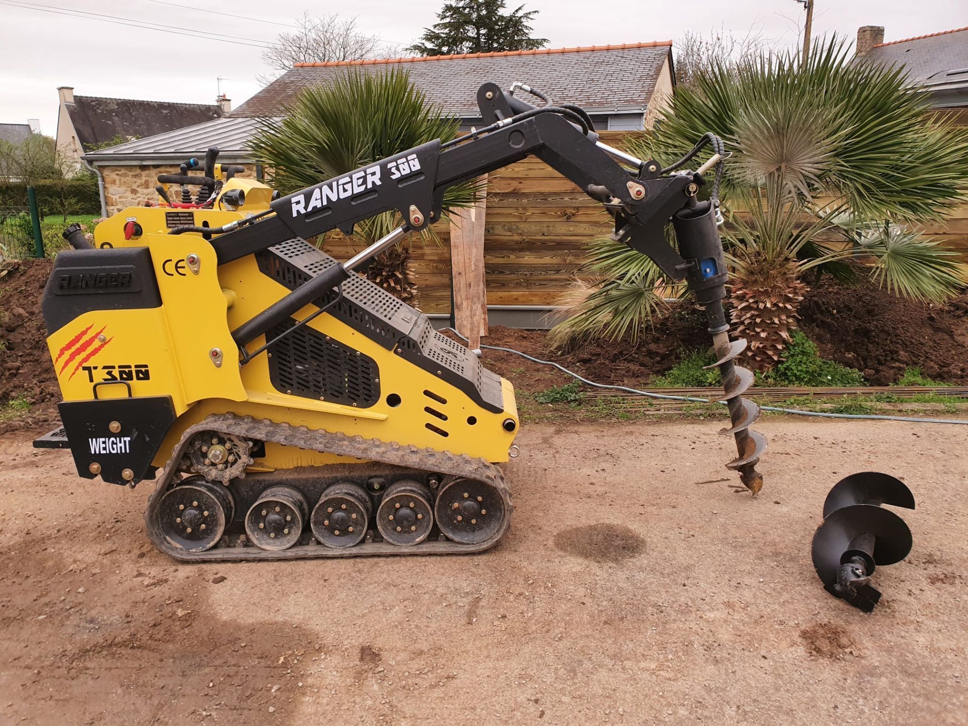 Chargeuse compacte RANGER 300T avec charge utile de 500 à 600 kg