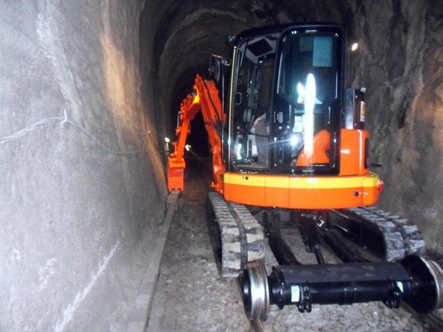 Engin rail-route avec cabine insonorisée et climatisée