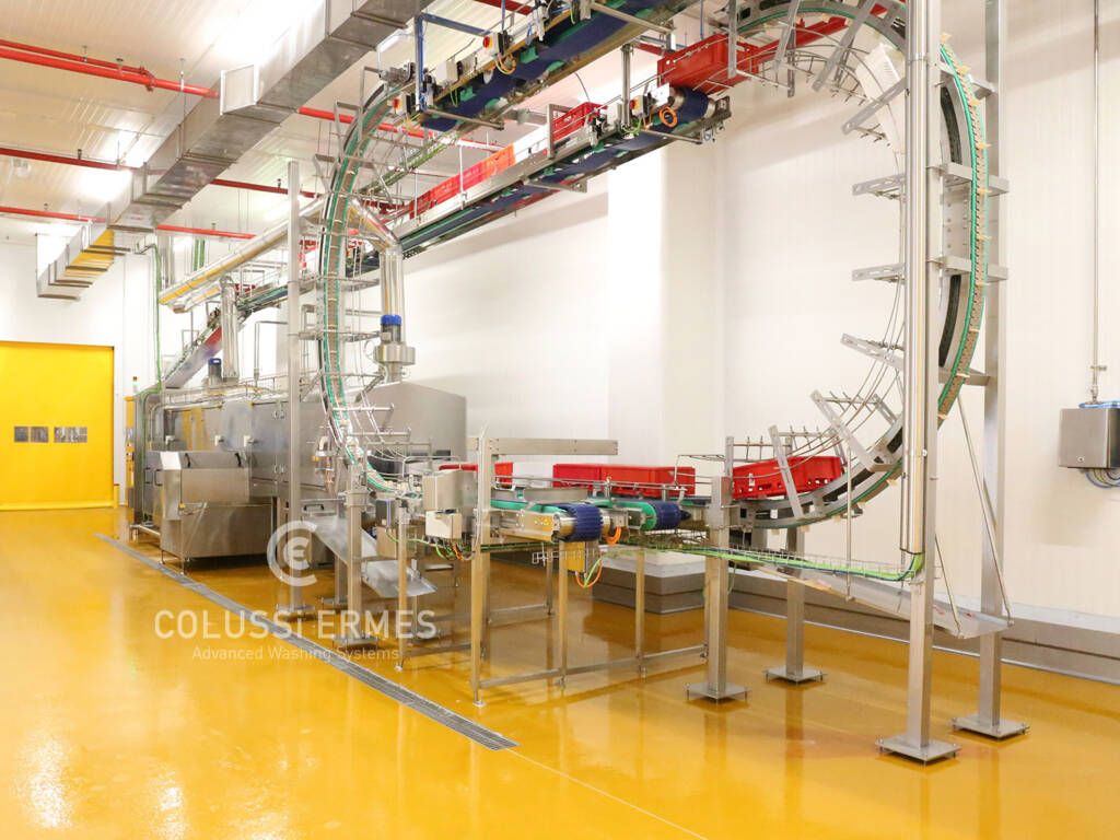 Machine industrielle capable de laver jusqu'à 10 000 caisses par heure