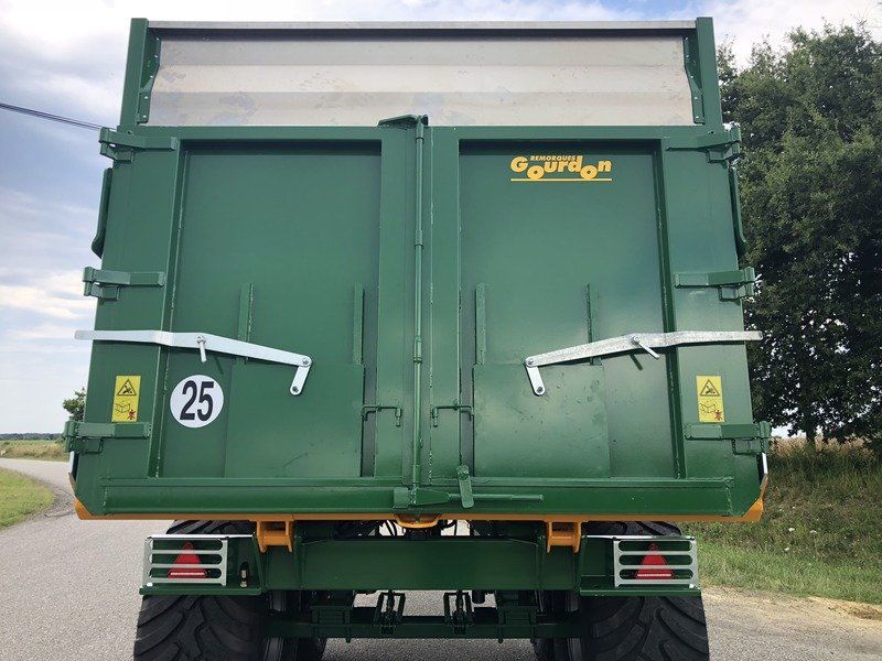 Benne agricole G 120 équipée d’une flèche d'attelage réglable