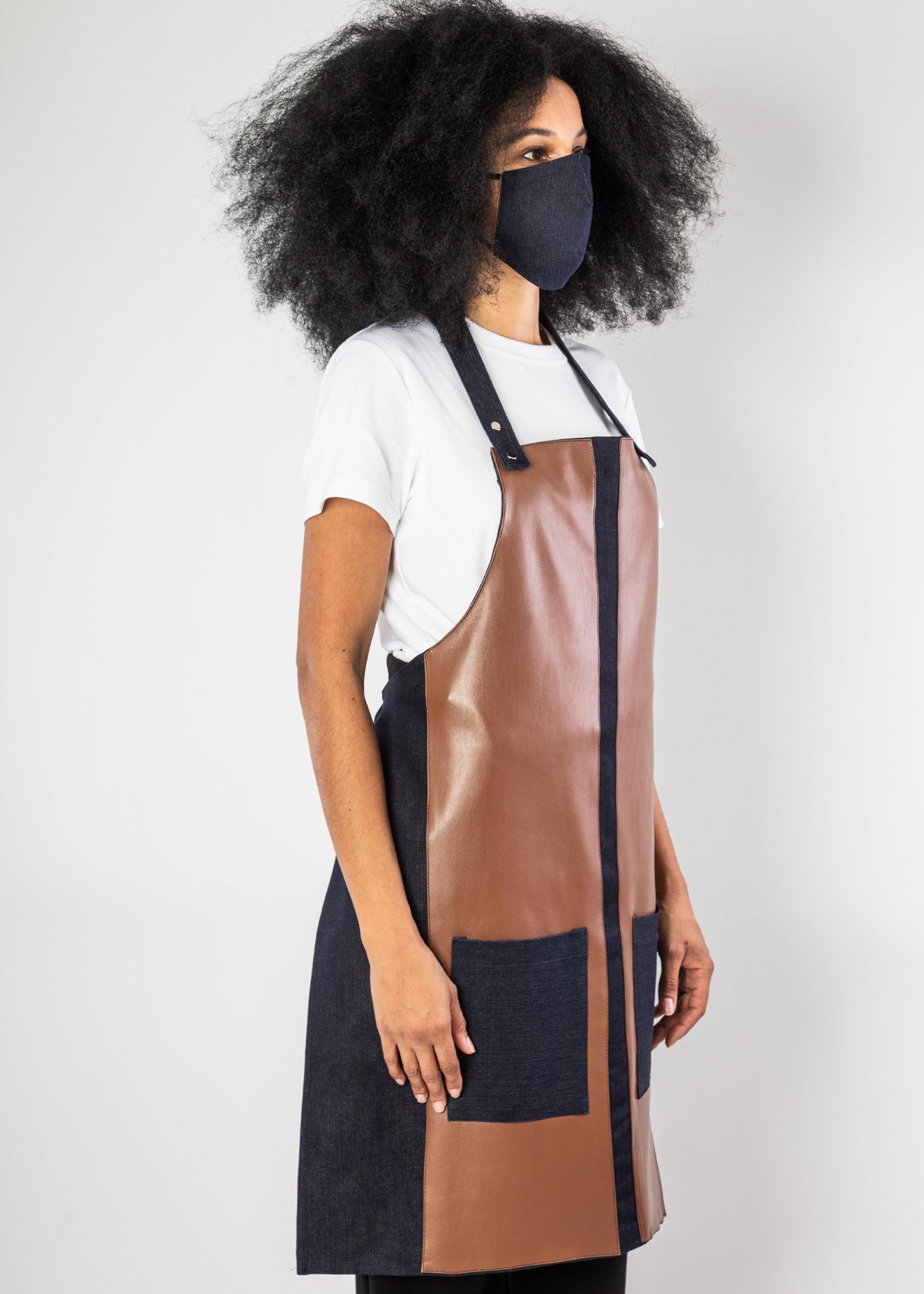 Tablier à bavette - modèle cannes en denim avec empiècement cuir ou simili-cuir - personnalisable et fabriqué en France_3