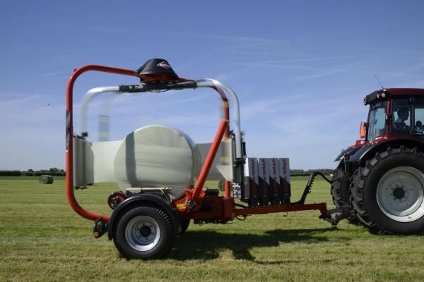 Bras satellites avec pré-étirage pour enrubannage efficace