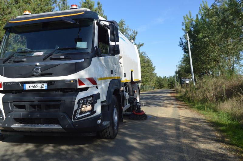 Balayeuse avec cuve à déchets inox 7 m³ et cuve à eau 160 litres