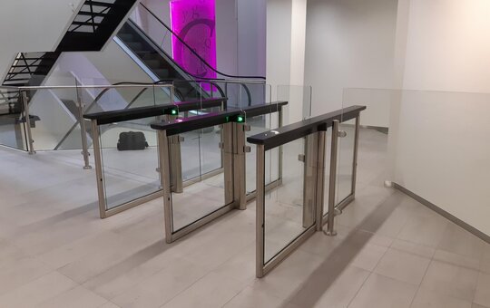 Couloir rapide à vantaux pivotants - Record Speedgate Swing Slim - Design transparent, sécurité et personnalisation_3