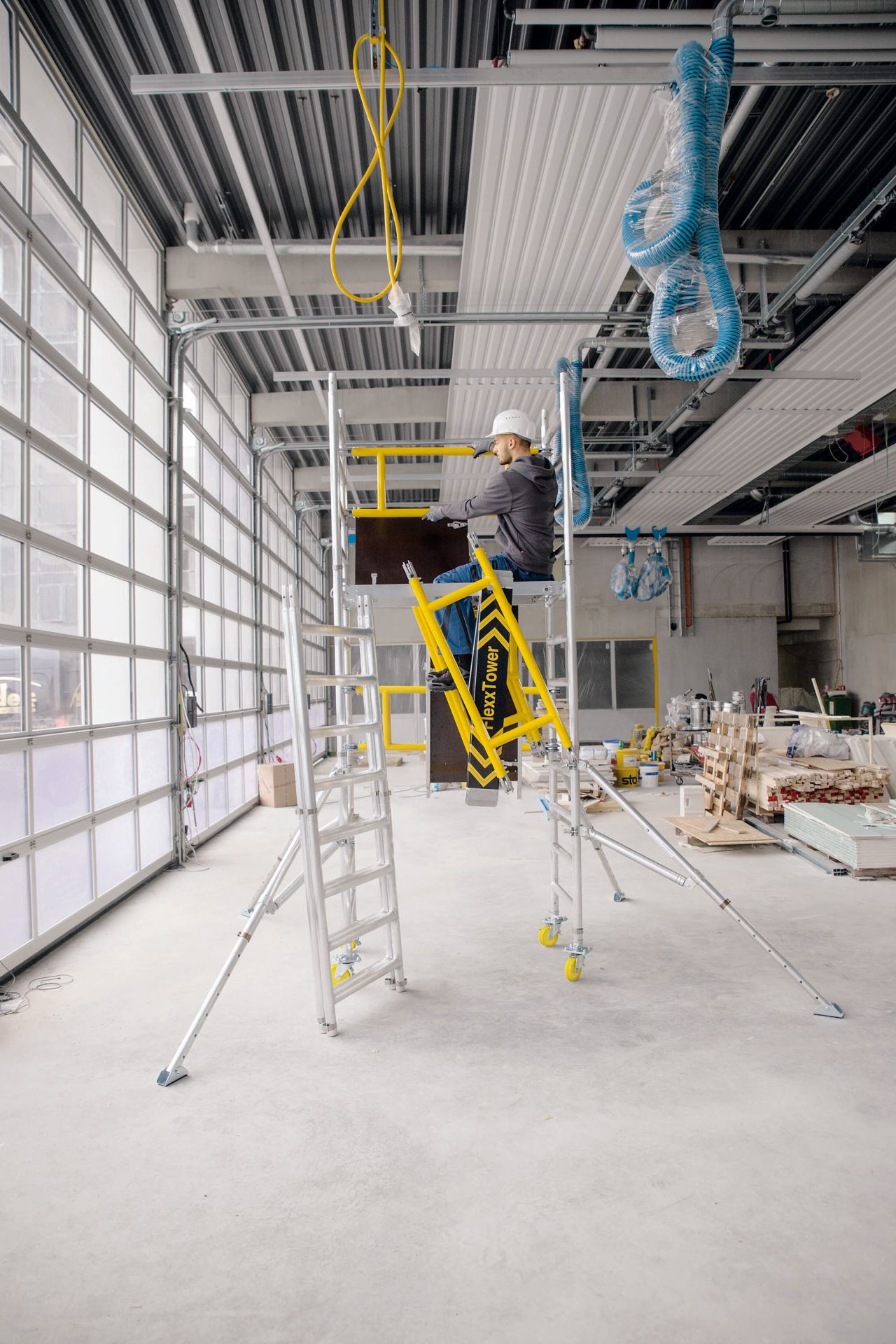 Échafaudage roulant compact et empilable pour un transport facile