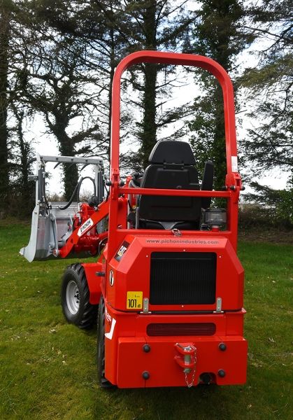 Poste de conduite ergonomique avec siège réglable