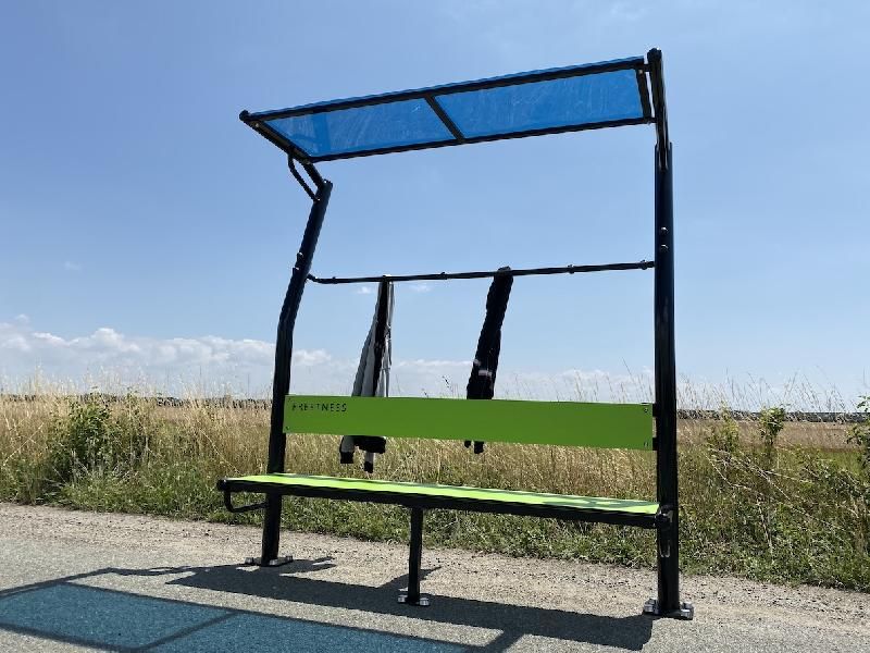 Vestiaire avec banc, porte-manteaux et pare-soleil pour espace de plein air_4