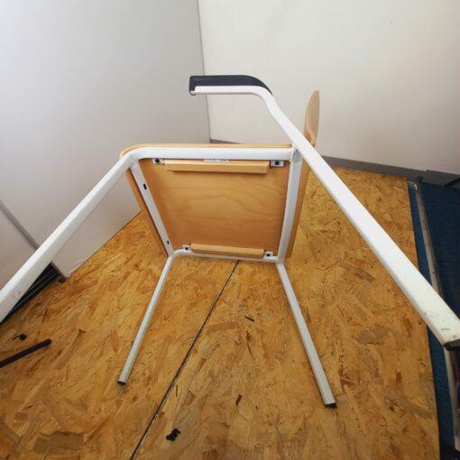 Chaise visiteur en bois d'occasion - Eastside - Empilable avec accoudoirs - 4 pieds - Style contemporain_3