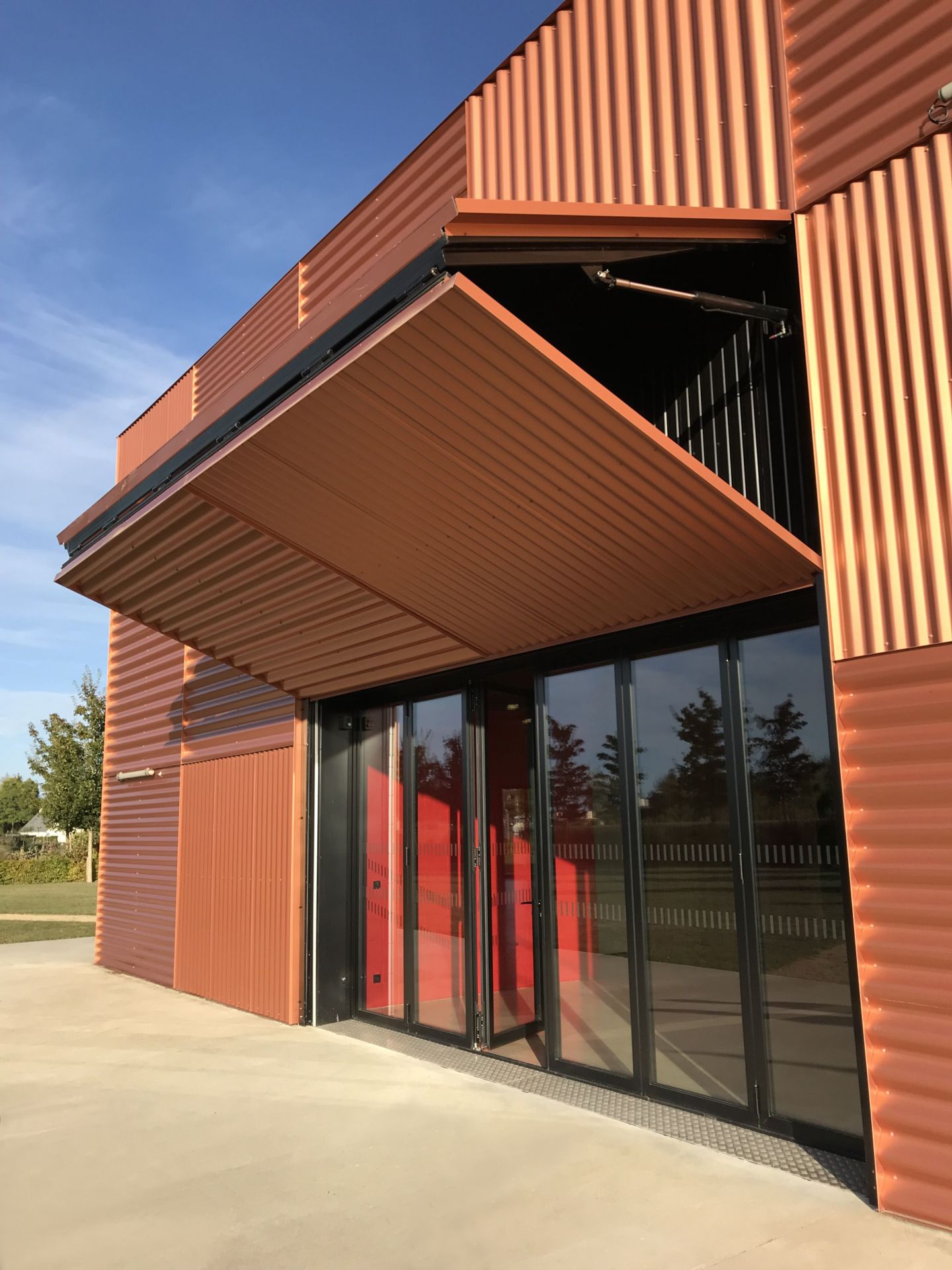 Porte robuste et fiable pour locaux professionnels