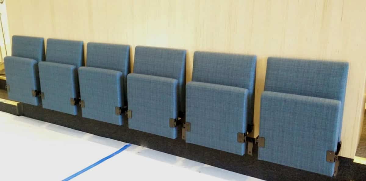 Chaise de salle de conférence et d'auditorium à gradins hauts - HLA-Wall - design Henning Larsen, avec options de tablettes et accoudoirs_3