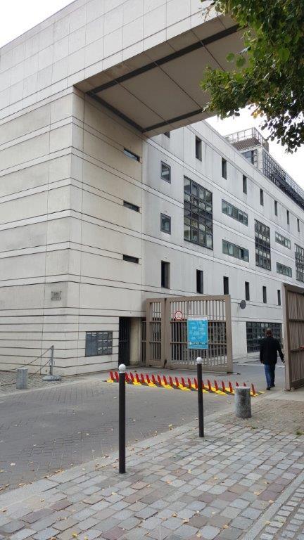 Herse levante hydraulique conçue pour bloquer les véhicules