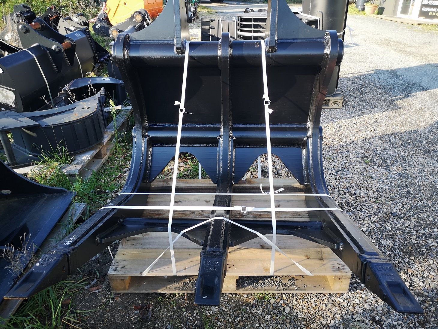 Flécos pour pelles de 2 à 38 tonnes - Montage à axes ou attaches rapides - Équipements standards et personnalisés_3