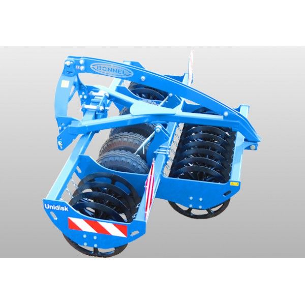 Outil agricole avec roues centrales pour modèles simple ou double rangées