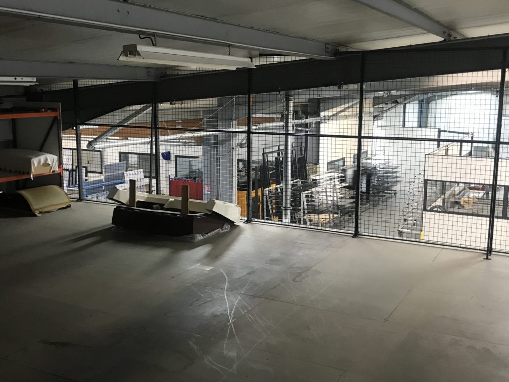 Cloison industrielle esthétique, solide et totalement modulable pour une gestion optimisée de vos zones de stockage et de vos surfaces de travail_3