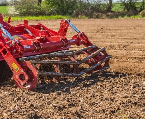 Fraise et butteuse GF 200 avec rouleau porteur assurant une profondeur de travail régulière