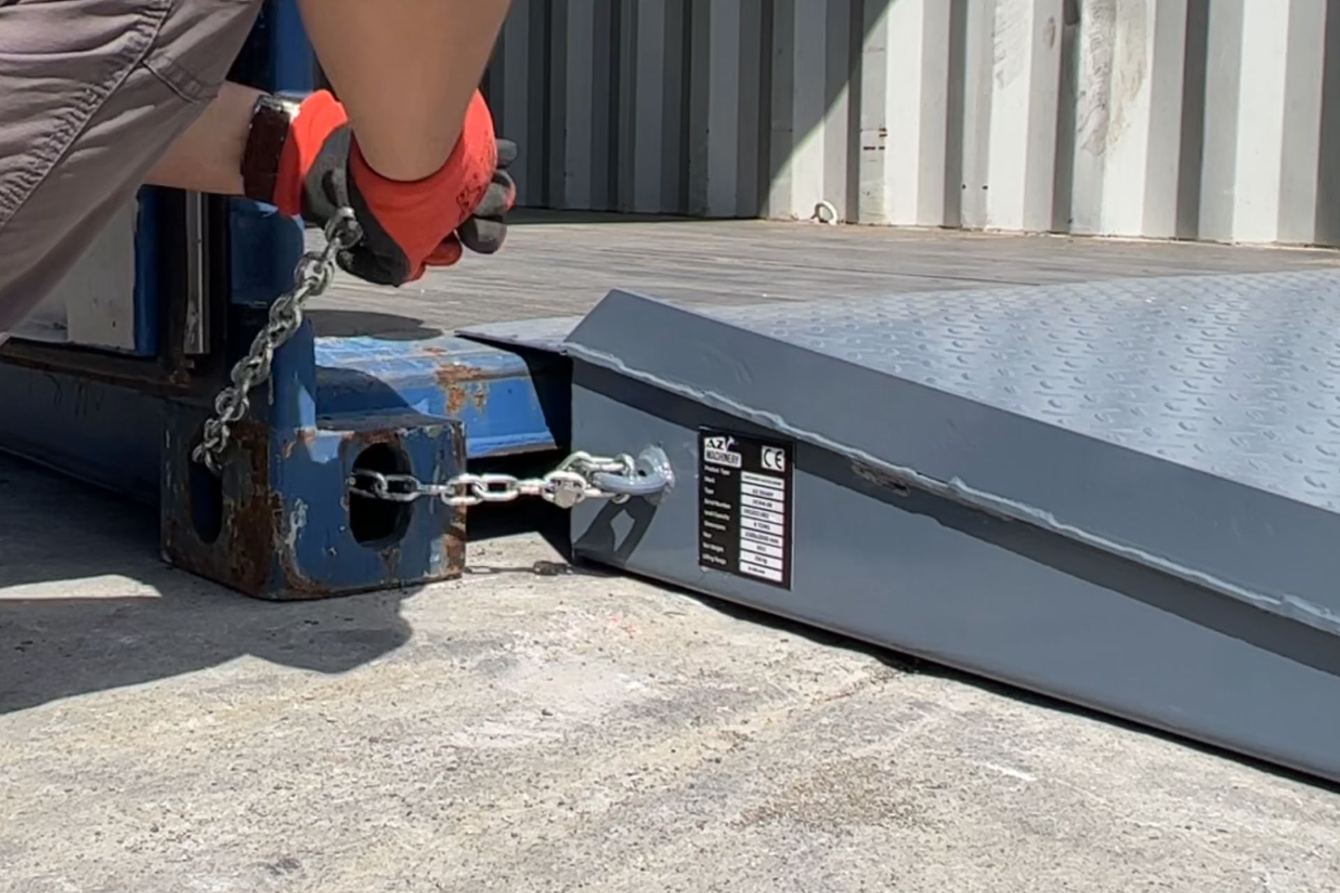 Rampe d'accès pour conteneur  au sol, déplaçable pour des opérations de chargement / déchargement rapides - Capacité 8T - AZ Ramp HCNN-08_3