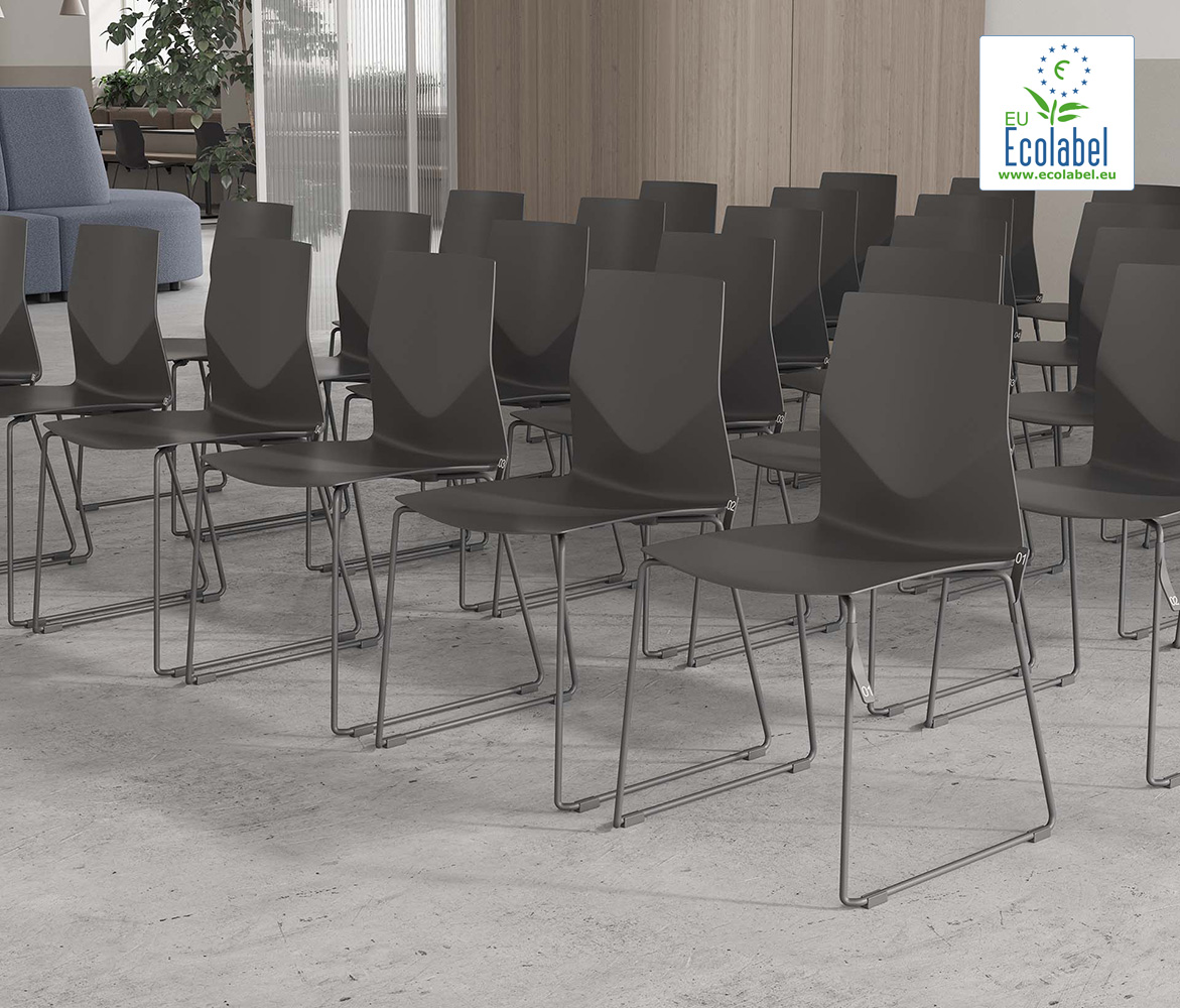 Chaise empilable Fourcast2® - dossier flexible en V - 8 couleurs - bois ou plastique - patins en téflon_3