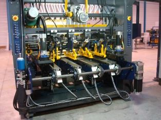 Jet pal vii cl machines pour palettes - sodeme - assemblage des planches supérieures et des traverses du plateau_3