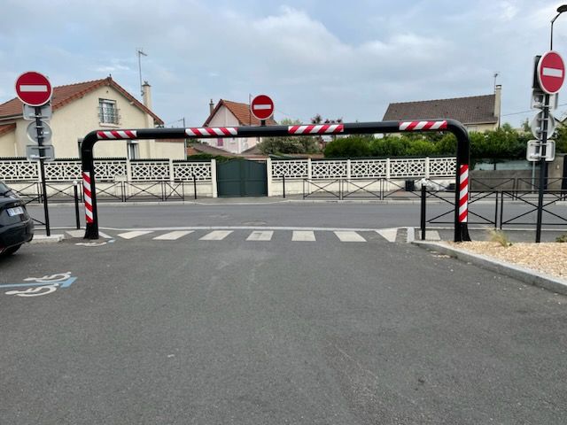 Portique de limitation de hauteur pour supermarchés et parkings publics