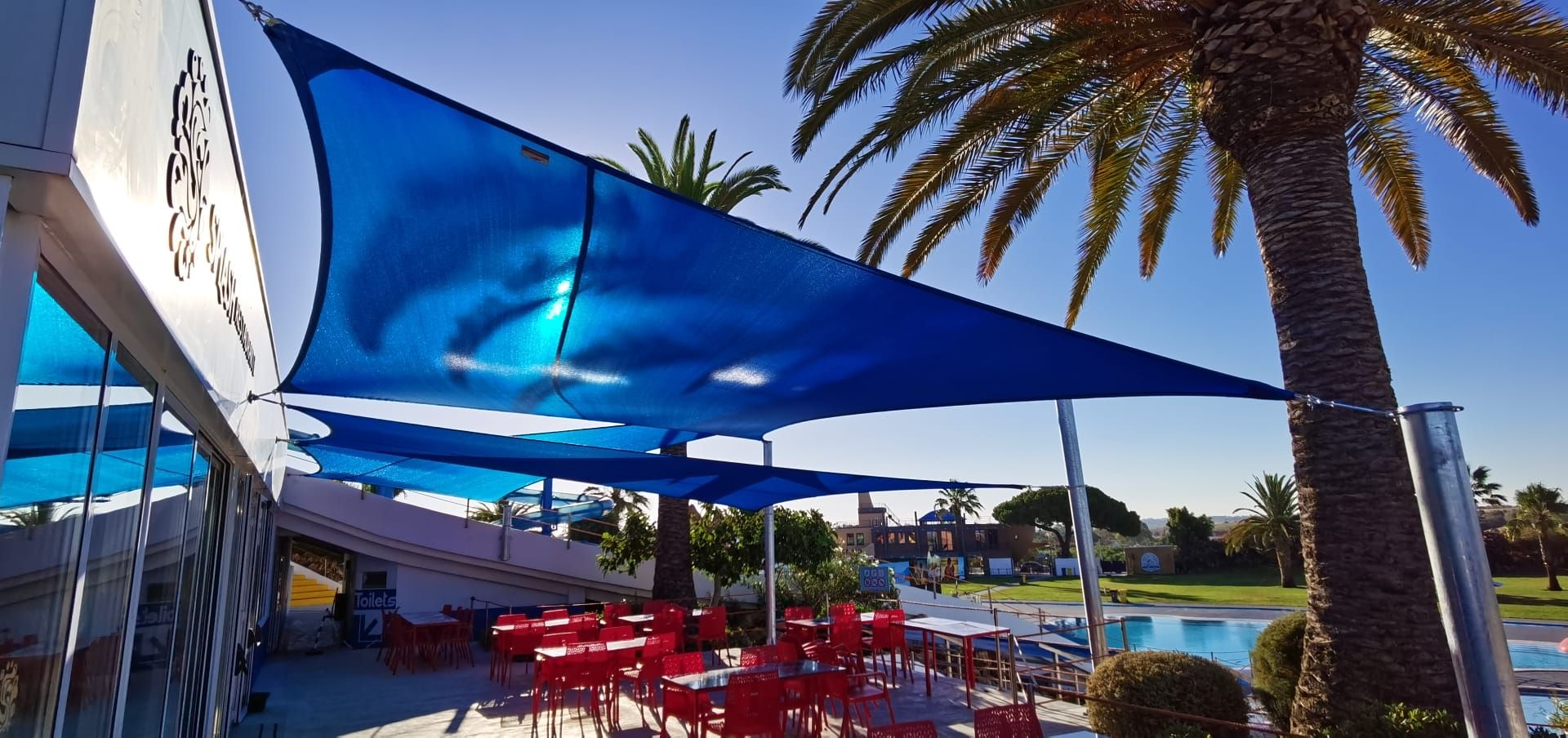 Abri d'aire de jeux conçu pour protéger, embellir et valoriser les espaces extérieurs des enfants - Koman Groupe_3