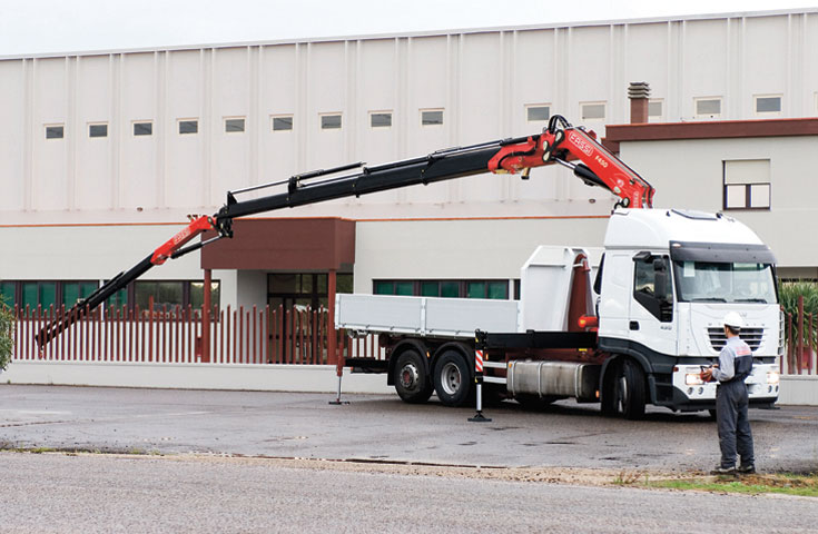 Grue auxiliaire Fassi avec encombrement compact de 1,40 m de long
