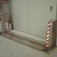 Barrière encastrable pour zones de dépotage et quais de chargement