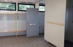 Vestiaire sportif avec façade en tôle - réalisation sur mesure_3