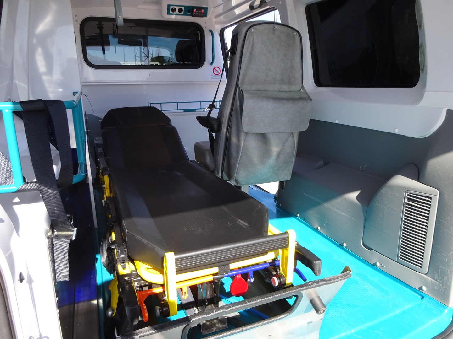 Volkswagen T5 ambulance d’occasion avec brancard et gyro arrière