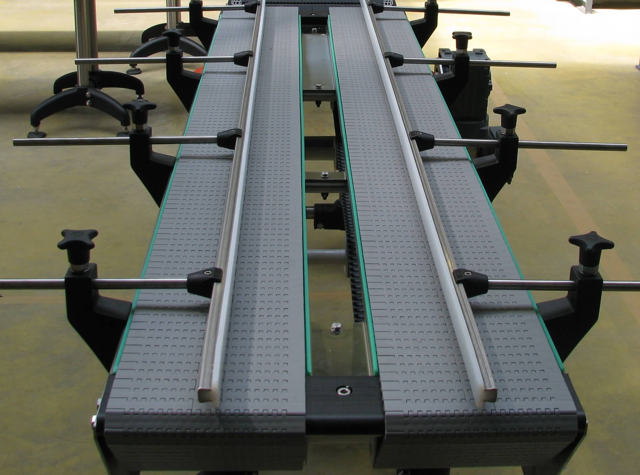 Convoyeur à tapis modulaire - rectiligne pour  le transport de produits sans changement de direction avec ou sans accumulation_3