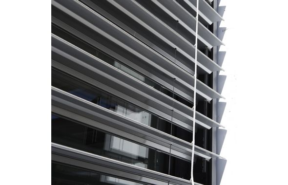 Brise soleil orientable autoportant 100% sur mesure - Lames en Z de 90 mm - Fabrication française et motorisé_3