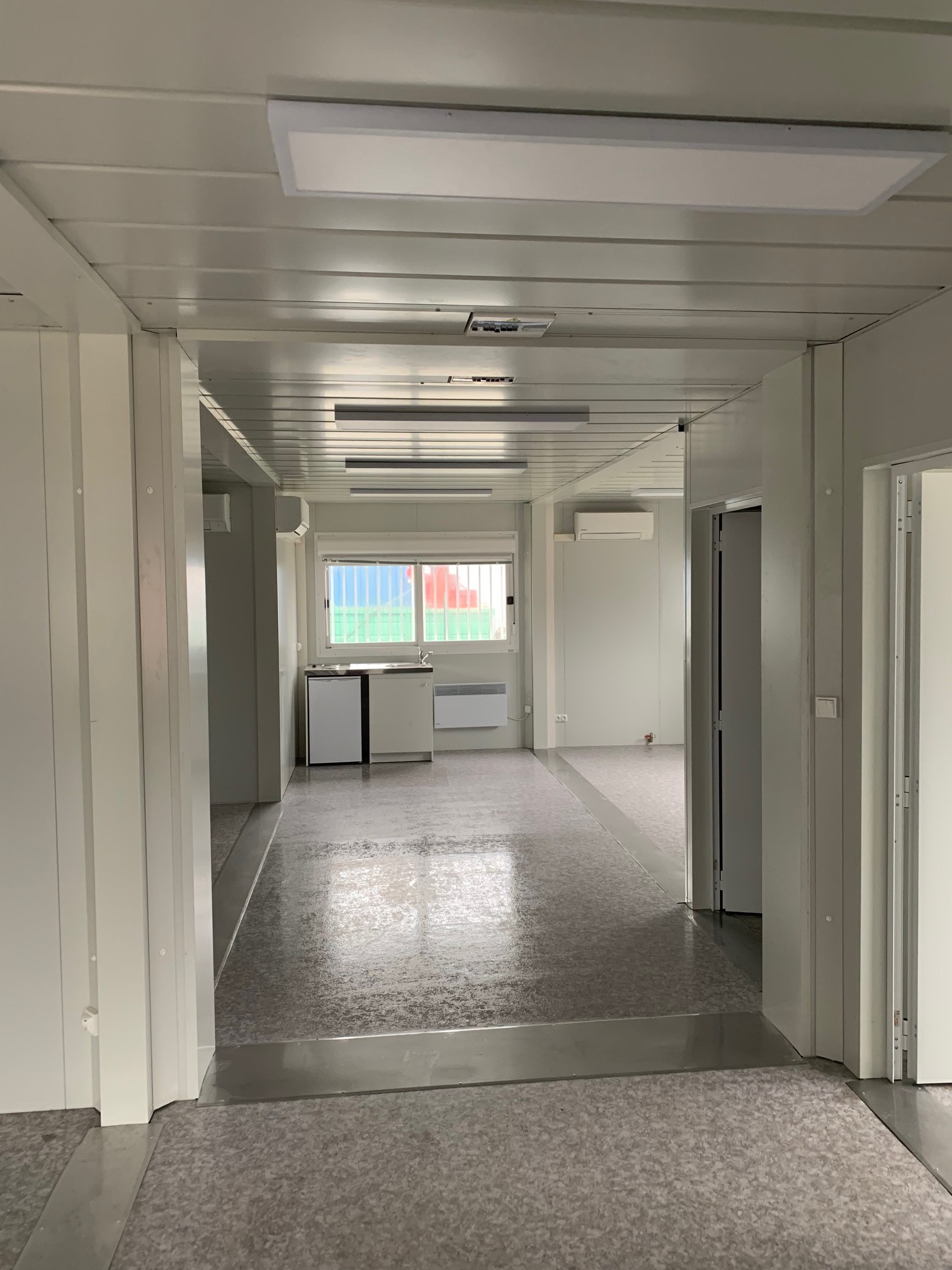 Construction  modulaire  robuste et confortable, déplaçable et réutilisable pour cabine d'atelier - MODULO SOLUTIONS_3