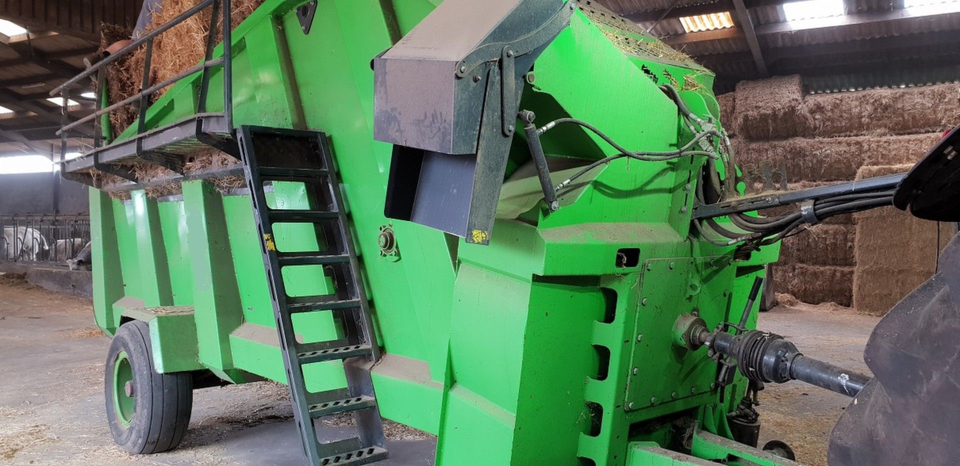 Bizon pailleuse remorque agricole - Juraccessoire - 4 bottes carrées de 90cm ou 5 de 70cm en 5 min - projection jusqu'à 18m_3