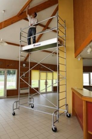 Échafaudage roulant Junior 200 avec garde-corps monoblocs intégrés