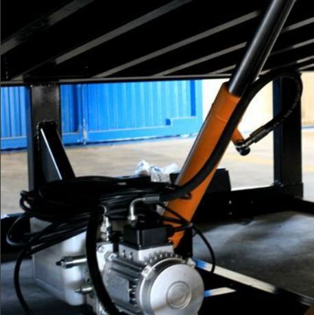 Niveleur avec projection de lèvre rabattable pour un ajustement précis