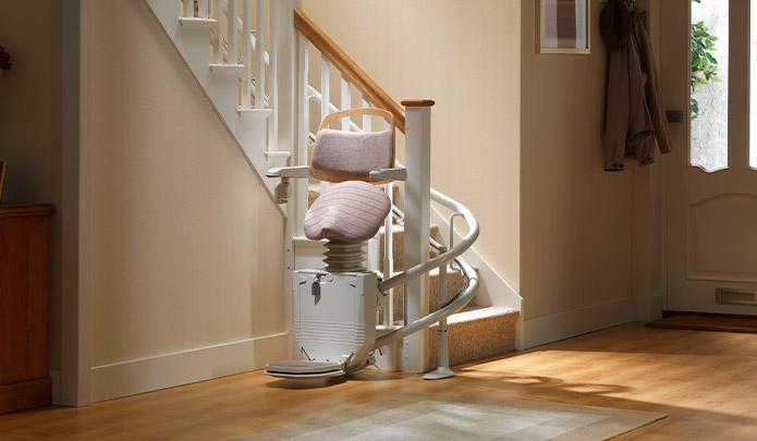 Fauteuil monte-escalier SADLER - Monte-charge pour escalier assis-debout ergonomique - Idéal en cas de raideur ou douleurs au genou_3