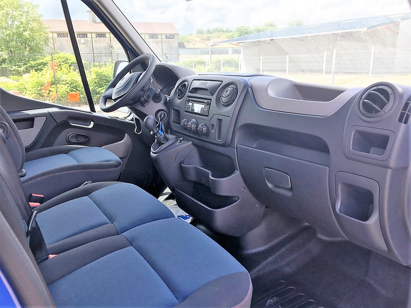 Véhicule tpmr renault master l3h2 neuf couleur bleu_3