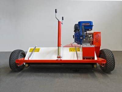 Machine de coupe avec réglage de hauteur et rotor équipé de marteaux ou couteaux